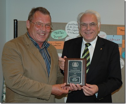 Der Distrikt-Governor der Lions in Nordwestdeutschland, Professor Dr. Heinz-Jürgen Scheibe aus Ritterhude, übergab den Award of Excellence, die höchste Auszeichnung, die ein Governor an einen Club verleihen kann, an den Präsidenten des Lions Clubs Jever, Dr. Peter Pietsch. Foto: Helmut Burlager