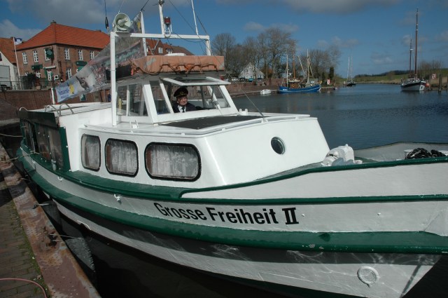 Kapitän Klaus-Peter Schmitz fährt die "Große Freiheit II" im Hooksmeer.