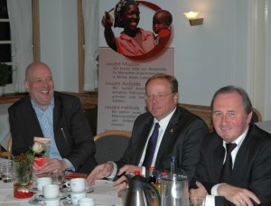 Gute Laune beim Ministerbesuch. Von links Stefan Knüppel, Vorstand von Opportunity International Deutschland, Entwicklungsminister Dirk Niebel und der CDU-Bundestagsabgeordnete Hans-Werner Kammer, der die Begegnung vermittelt hatte. Foto (c): Helmut Burlager