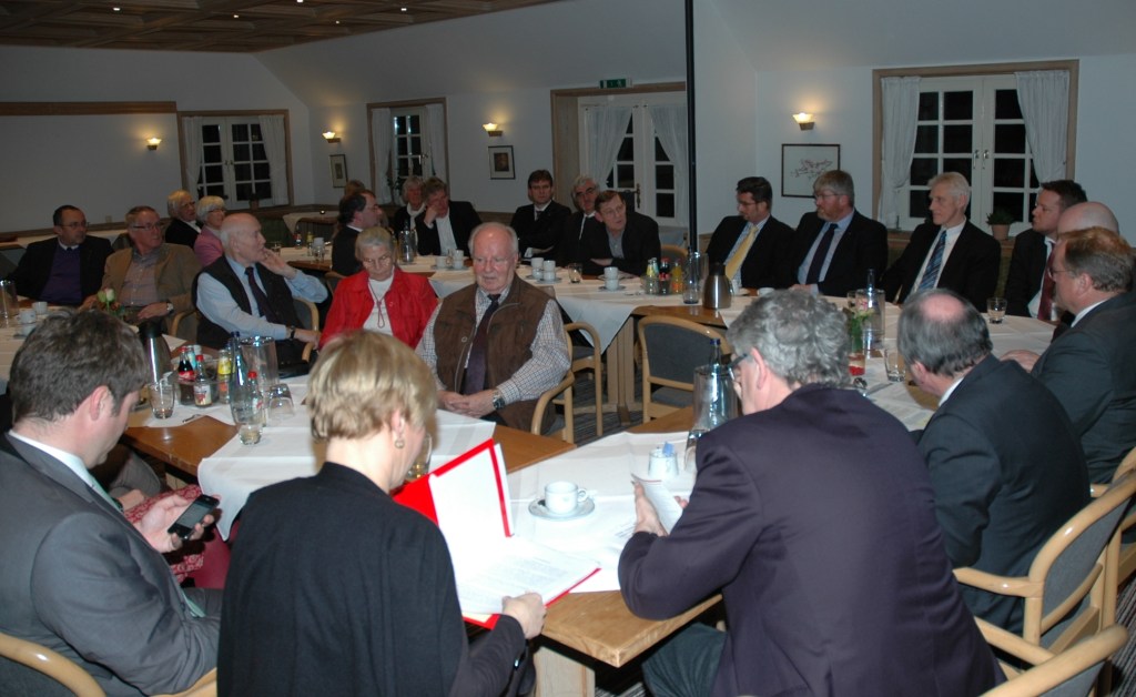 Zwei Dutzend Freunde von Opportunity International aus der Weser-Ems-Region und Politiker von CDU und FDP waren im Hotel  "Blauer Fasan" in Wiesmoor zusammengekommen, um mit Minister Niebel über Entwicklungszusammenarbeit und Mikrofinanz zu reden. Foto (c): Helmut Burlager