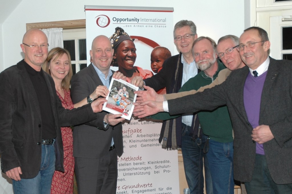 Übergabe des Startberichts der "Bank  mit Herz". Das Bild zeigt von links Lions-Präsident Helmut Burlager, Stefan Knüppel und Anke Luckja von OID  sowie die Lions Hermann Neunaber, Andreas Kreye, Dr. Benno Wördehoff und Manfred Molitor.