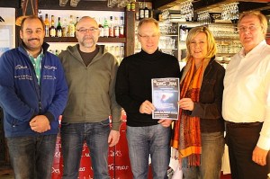 Vorbesprechung für das Benefizkonzert am 9. März. Von links Oliver Jache, Wirt vom "Jever Fass", Jürgen Düren von der Band "Big Jim", Manfred Schmiga vom Lions Club Jever, Hospiz-Leiterin Irene Müller und Heinz Kurt Schmitz vom Lions Club Jever. 