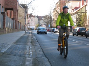Das Fahren auf der Fahrbahn ist sicherer als auf schlechten Radwegen - und inzwischen an vielen Stellen auch erlaubt. Grundsätzlich gilt dort, wo Radwegeschilder stehen, aber nach wie vor die Benutzungspflicht. Foto: ADFC
