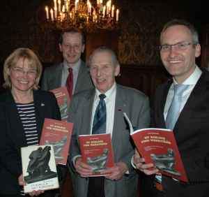 Im Schlossmuseum stellten Prof. Dr. Antje Sander, Stefan Meyer, Fritz Lottmann und Verleger Florian Isensee die Neuauflage des Bredendiek-Buches über Ernst Barlach vor. Antje Sander hält auch das vor 40 Jahren erschienene Original in der Hand. Foto (c): Helmut Burlager