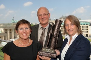 In Berlin nahmen die Teammitglieder Brigitte Meiners, Helmut Burlager und Sigrid Kasdorf stellvertretend für das ganze Respekt-Team den ersten Preis des VDL-Wettbewerbs entgegen. Foto: VDL