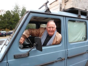 Weltreisender Gunther Holtorf in seinem Mercedes 300 GD von 1988. Foto©: Helmut Burlager