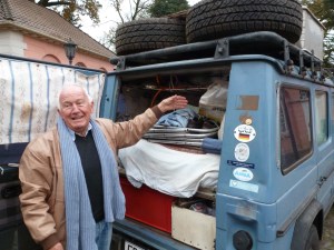 Ein Heim auf vier Rädern. Gunther Holtorf an seinem "Otto", der zum Wohnmobil umgebaut wurde. Foto©: Helmut Burlager