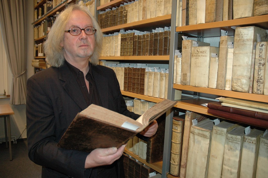 Hartmut Peters in der historischen Bibliothek des Mariengymnasiums Jever. Foto (c): Helmut Burlager