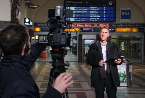 Bischof Jan Janssen bei den Dreharbeiten im Oldenburger Hauptbahnhof. Foto: ELKiO, Hans-Werner Kögel