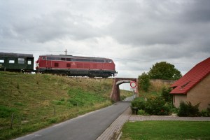 Über eine etwas abenteuerlich wirkende Brückenkonstruktion passierte die Tidebahn die Deichlinie.  Foto: Archiv Manfred Terhardt