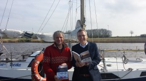 Verleger Florian Isensee und Autor Detlef Hinz bei der Buchvorstellung in Harlesiel. Foto (c): Isensee