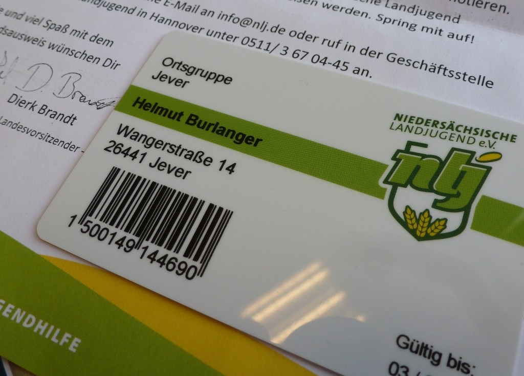 Im Begleitbrief steht übrigens: "Hallo Helmut, wir freuen uns, Dir den Mitgliedsausweis der Niedersächsischen Landjugend für das kommende Jahr präsentieren zu können. Mit Deinem Mitgliedsausweis kannst Du Dich niedersachsenweit als Mitglied einer großen Landjugend-Gemeinschaft ausweisen und zahlreiche Vergünstigungen nutzen. (...) Wir würden uns freuen, Dich auf einer unserer nächsten Veranstaltungen zu sehen..."