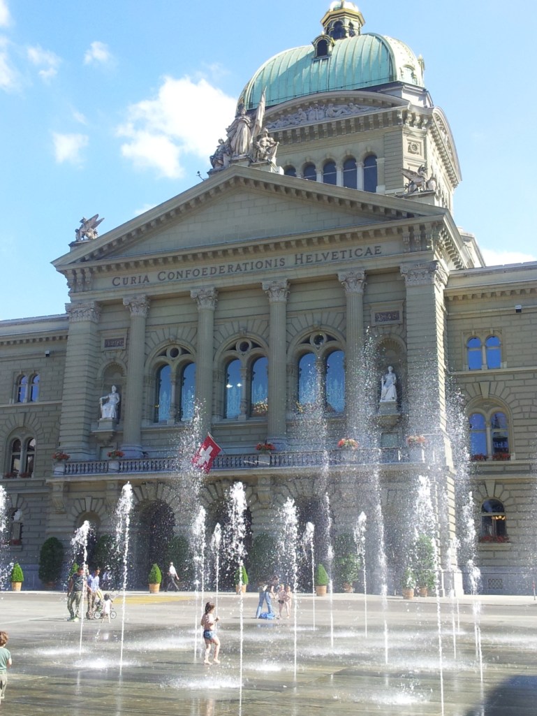 Bundeshaus in Bern mit Wasserspielen. Foto (c): Helmut Burlager