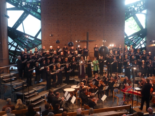 50 Jahre Stadtkirche. Als wollte der Architekt Prof. Dr. Dieter Oesterlen aus dem Jenseits demonstrieren, wke er sich das mit den Glasbetonfenstern damals gedacht hat, schien während des ganzen Jubiläumskonzerts der Stadtkantorei Jever die Tonne und warf ein mystisches Licht auf die Szenerie. Unter der Leitung von Kantor Klaus Wedel sangen und musizierten die Stadtkantorei, die Solisten Dorothea Winkel, Frauke Becker, Hilke Andersen, Wolfgang Klose und Werner Kraus, das Ensemble concertino Jever erweitert um Instrumentalsolisten. Foto: Helmut Burlager