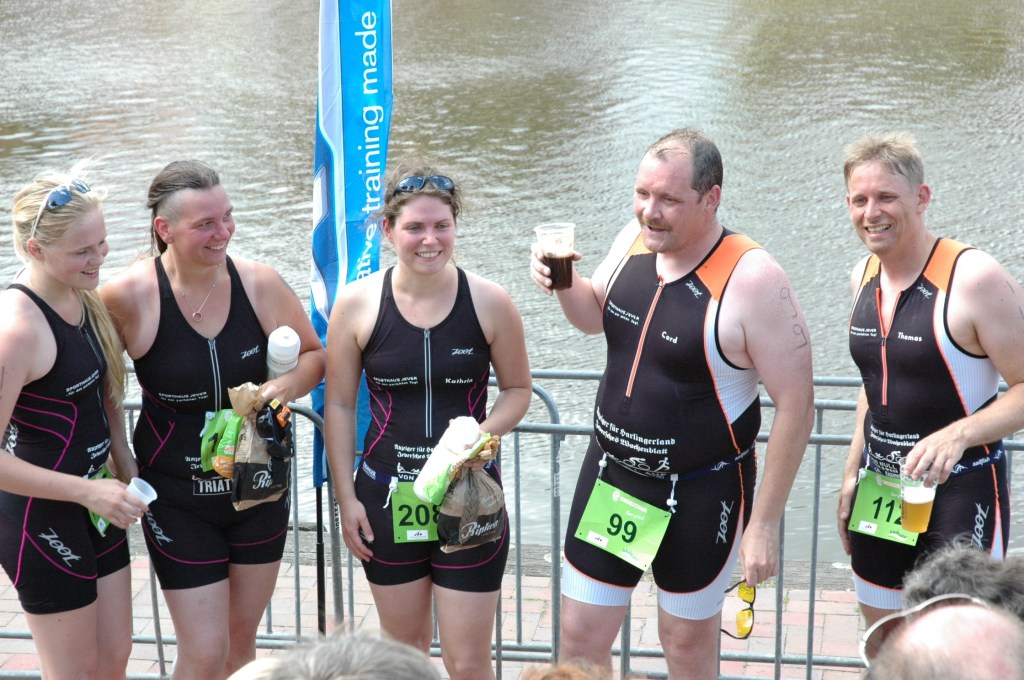 Frischgebackene Triathleten, völlig gar. Von links Janna Hinrichs, Martina Meyer, Wochenblatt-Redakteurin Kathrin Kraft, Cord Eilers, Wochenblatt-Redakteur Thomas Breves. Foto (c): Helmut Burlager