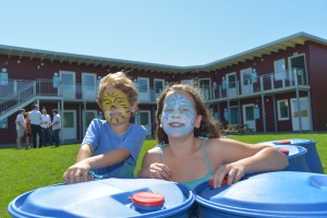 Louis und Marie beim Tag der offenen Tür, mit dem die Jugendherberge offiziell in Betrieb genommen wurde. Foto (c): DJH