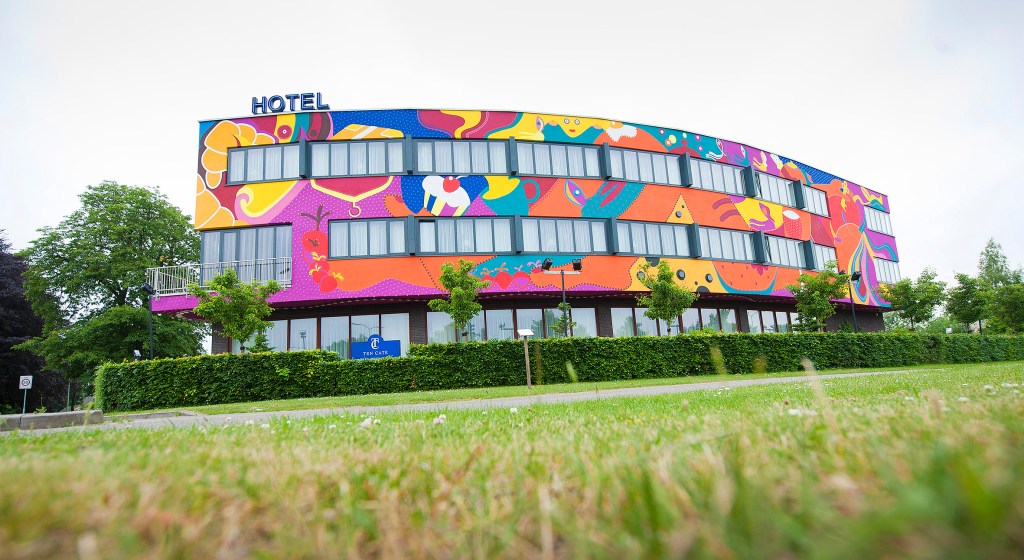 "Dreams for Breakfast" nannten die Künstler dieses spektakuläre Werk, die Bemalung des Hotels Ten Cate in Emmen außen wie innen. Foto: Toyism Studio