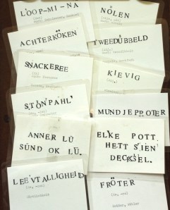 Rund 700 kleine Karteikarten mit plattdeutschen Ausdrücken haben zwei Auricherinnen im September an markanten Orten der Innenstadt geklebt, womit sie wider Erwarten ein enormes Medien-Echo erreichten. Unser Bild zeigt eine kleine Auswahl der zahlreichen Kärtchen, die Bürger an das Plattdüütskbüro der Ostfriesischen Landschaft weiterleiteten. Foto: Reinhard Former / Ostfriesische Landschaft