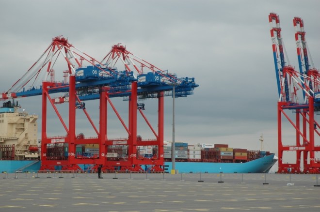 Der Containerhafen in Wilhelmshaven, bislang schwach ausgelastet, könnte 2015 endlich in Gang kommen. Foto: Helmut Burlager