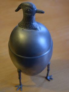 Einen Kiebitzpokal  (hier eine Nachbildung) schenkte Otto von Bismarck seinen treuen Anhängern in Jever. Alljährlich macht er, mit edlem Wein gefüllt, beim Bismarck-Kommers am 1. April bei den "Getreuen" die Runde. Foto: Helmut Burlager