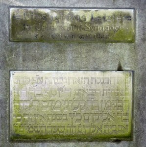 Von der Synagoge in Jever, die in der Pogromnacht zerstört wurde, blieb ein Gedenkstein, eingemauert in ein kleines Denkmal auf dem jüdische Friedhof im Ortsteil Schenum. Foto: Helmut Burlager