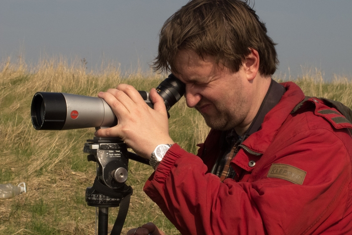 Vogelwart Joachim Horstkette bei der Vogelzählung. Foto: Filmteam Papstein