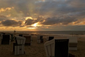 Zum Saisonstart werden Mitte März in Ostfriesland die Strandkörbe rausgestellt, wie hier auf Wangerooge. Foto (c): ostfriesland.de