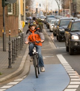 Radweg benutzen oder nicht? Da gibt es manches Missverständnis zwischen Autofahrern und Radfahrern. Foto: Deutsche Verkehrswacht