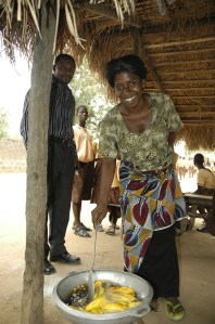 Selbstständig mit einer Schulküche. Kreditnehmerin von Opportunity International Deutschland in Ghana. Foto: Helmut Burlager