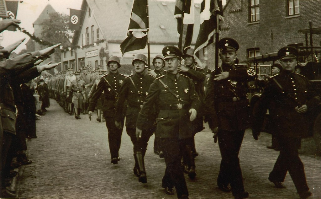 Aufmarsch von NS-Verbänden 1936 auf der Schooster Straße, im Hintergrund ist die St. Stephanus-Kirche zu erkennen. Archiv Rudi Rabe 